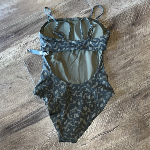 VUORI ONE-PIECE "DUNE" BATHING SUIT SIZE XSMALL NWOT - Picture 5 of 7